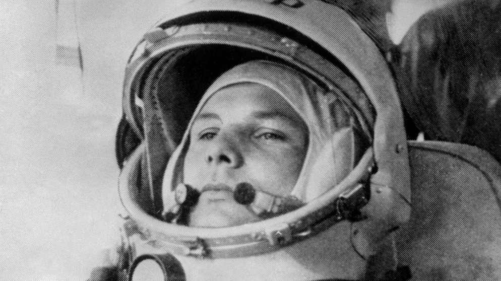 Juri Gagarin, der erste Mensch im Weltraum, in der Raumkapsel Wostok-1 | Bild: picture-alliance/dpa/epa/afp