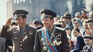 Juri Gagarin, der erste Mensch im Weltall, während der Maifeierlichkeiten | Bild: picture-alliance/dpa/Tass