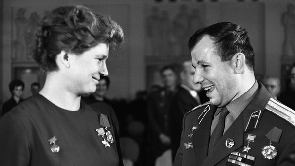 Valentina Tereschkowa, die erste Frau im All, und Juri Gagarin, der erste Mann im All | Bild: picture-alliance/dpa