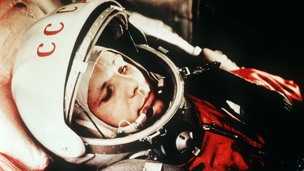 Der sowjetische Kosmonaut Juri Gagarin flog am 12. April 1961 als erster Mensch in den Weltraum. Hier ist er kurz vor dem Start zum ersten bemannten Weltraumflug in der Raumkapsel Wostok-1 zu sehen. | Bild: picture-alliance/dpa/Lehtikuva Oy c900852