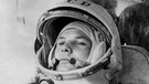 Der russische Kosmonaut Juri Gagarin flog am 12. April 1961 als erster Mensch in den Weltraum. Hier ist er kurz vor dem Start zum ersten bemannten Weltraumflug in der Raumkapsel Wostok-1 zu sehen. | Bild: picture-alliance/dpa/epa afp