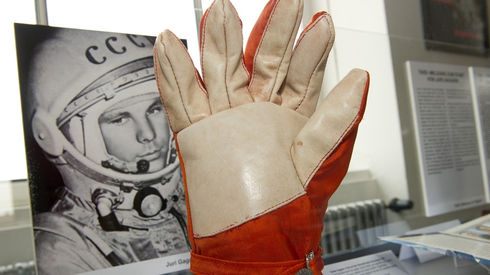 Handschuh von Juri Gagarin, dem ersten Menschen im Weltall, 2011 im Museum in Peenemünde. | Bild: picture-alliance/dpa/Stefan Sauer