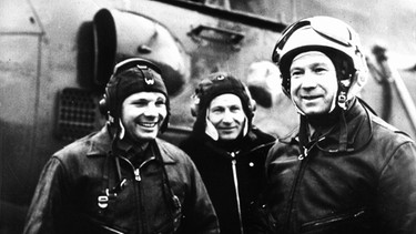 Juri Gagarin (li.), der erste Mensch im Weltall, bei einem Trainingsflug | Bild: picture-alliance/dpa