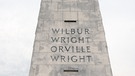 Wright-Denkmal. Die Brüder Orville und Wilbur Wright verband der gemeinsame Traum vom Fliegen. Anfang des 20. Jahrhunderts versuchten sie ihn wahr zu machen - und es gelang! Wir erklären euch mehr über die beiden Pioniere des Motorflugs.  | Bild: BR, Jan-C. Hanika