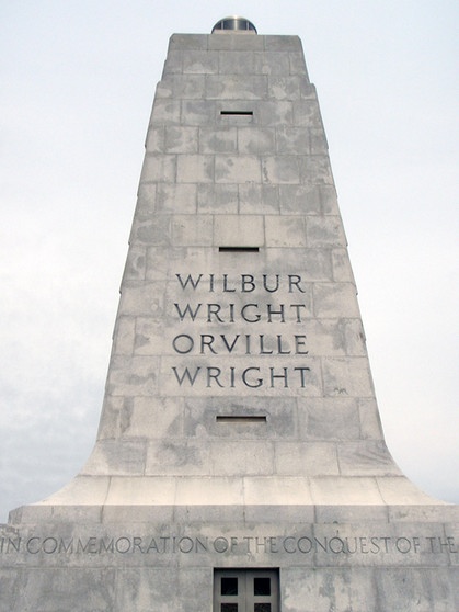 Wright-Denkmal. Die Brüder Orville und Wilbur Wright verband der gemeinsame Traum vom Fliegen. Anfang des 20. Jahrhunderts versuchten sie ihn wahr zu machen - und es gelang! Wir erklären euch mehr über die beiden Pioniere des Motorflugs.  | Bild: BR, Jan-C. Hanika