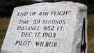Gedenkstein für Flug von Wilbur Wright. Die Brüder Orville und Wilbur Wright verband der gemeinsame Traum vom Fliegen. Anfang des 20. Jahrhunderts versuchten sie ihn wahr zu machen - und es gelang! Wir erklären euch mehr über die beiden Pioniere des Motorflugs.  | Bild: BR, Jan-C. Hanika