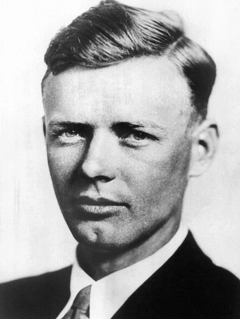 Portrait von Charles Lindbergh. Mit 25 Jahren wurde Charles Lindbergh, ein schüchterner Bursche vom Land, zu einem berühmten Pionier der Luftfahrt: Er schaffte es 1927 als Erster alleine über den Atlantik zu fliegen.  | Bild: picture-alliance/dpa