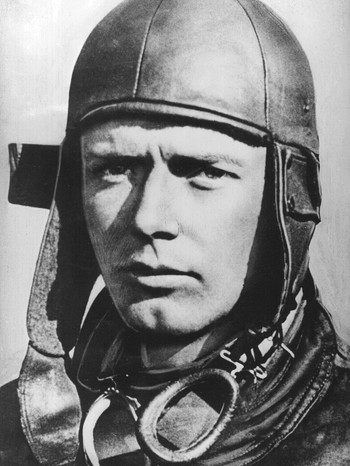 Portrait von Charles Lindbergh. Mit 25 Jahren wurde Charles Lindbergh, ein schüchterner Bursche vom Land, zu einem berühmten Pionier der Luftfahrt: Er schaffte es 1927 als Erster alleine über den Atlantik zu fliegen.  | Bild: picture-alliance/dpa