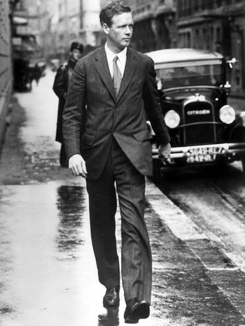 Charles Lindbergh. Mit 25 Jahren wurde Charles Lindbergh, ein schüchterner Bursche vom Land, zu einem berühmten Pionier der Luftfahrt: Er schaffte es 1927 als Erster alleine über den Atlantik zu fliegen.  | Bild: picture-alliance/dpa