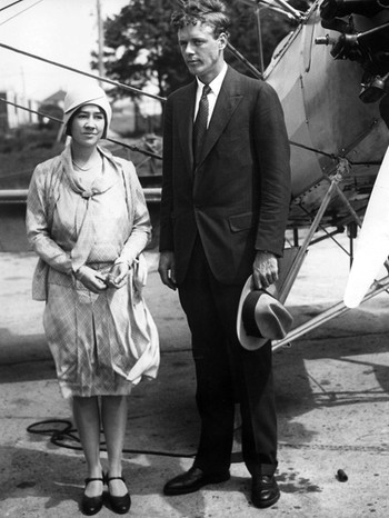 Anne Morrow Lindbergh und Charles Lindbergh. Mit 25 Jahren wurde Charles Lindbergh, ein schüchterner Bursche vom Land, zu einem berühmten Pionier der Luftfahrt: Er schaffte es 1927 als Erster alleine über den Atlantik zu fliegen.  | Bild: picture-alliance/dpa