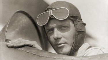 Charles Lindbergh. Mit 25 Jahren wurde Charles Lindbergh, ein schüchterner Bursche vom Land, zu einem berühmten Pionier der Luftfahrt: Er schaffte es 1927 als Erster alleine über den Atlantik zu fliegen.  | Bild: picture alliance / Everett Collection | Library of Congress