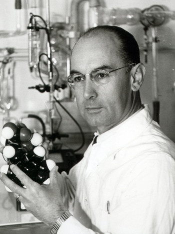 Albert Hofmann, Erfinder des LSD, steht in einem Labor. | Bild: dpa-Bildfunk