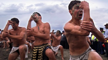 Maori bei einem Kriegstanz | Bild: picture-alliance/dpa