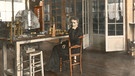 Marie Curie in ihrem Labor. Marie Curie ist eine der bedeutendsten Wissenschaftlerinnen unserer Zeit. Sie entdeckte radioaktive Elemente und erhielt zweimal den Nobelpreis.  | Bild: picture-alliance/dpa; akg