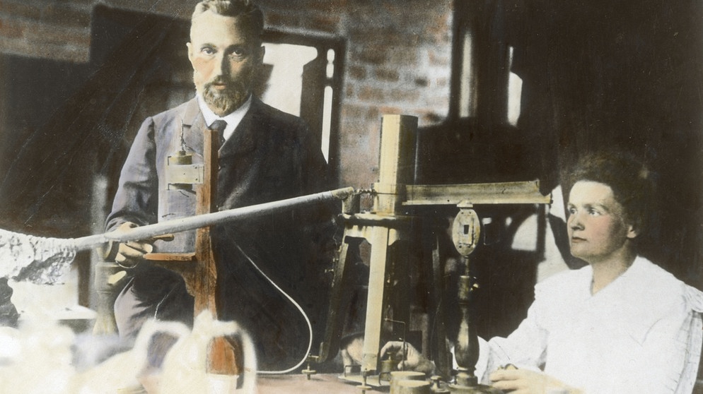 Das Ehepaar Marie und Pierre Curie im Labor. Marie Curie ist eine der bedeutendsten Wissenschaftlerinnen unserer Zeit, entdeckte radioaktive Elemente und erhielt zweimal den Nobelpreis.  | Bild: picture-alliance/dpa; akg