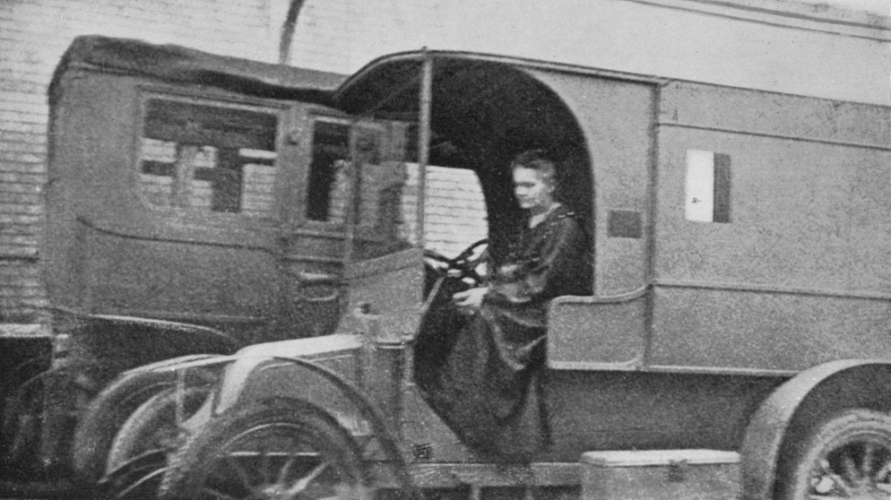 Marie Curie in dem von ihr umgebauten Röntgenwagen | Bild: picture-alliance/dpa; WHA