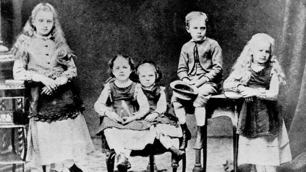 Marya Sklodowski (später Marie Sklodowsk-Curie, in der Mitte) mit ihren Geschwistern Zosia, Hela, Josef und Bronya (v.l.n.r.). Marie Curie ist eine der bedeutendsten Wissenschaftlerinnen unserer Zeit, entdeckte radioaktive Elemente und erhielt zweimal den Nobelpreis.  | Bild: picture alliance / Heritage Images