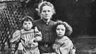 Marie Curie und ihre Töchter Eve and Irene im Jahr 1908 | Bild: picture-alliance/dpa; WHA
