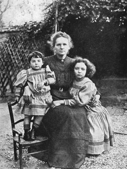 Marie Curie und ihre Töchter Eve and Irene im Jahr 1908 | Bild: picture-alliance/dpa; WHA
