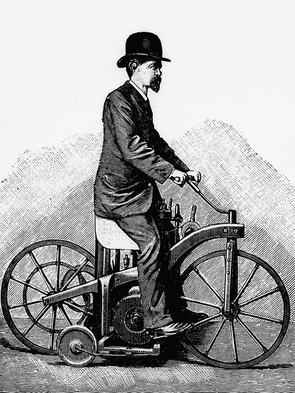 Wilhelm Maybach auf dem Reitwagen. Mit einer halben Pferdestärke und Stützrädern: Am 29. August 1885 meldete Gottlieb Daimler das erste Motorrad der Welt zum Patent an. | Bild: Daimler