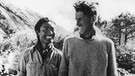 Edmund Hillary (r.) und Tenzing Norgay (l.) im Juni 1953. Am 29. Mai 1953 schafften es Edmund Hillary und Tenzing Norgay auf den Gipfel des 8.848 Meter hohen Mount Everest. Ob sie wirklich die Ersten waren, denen die Erstbesteigung gelang? Zumindest waren sie die Ersten, die wieder lebendig vom höchsten Berg der Welt zurückkamen. | Bild: picture-alliance/dpa