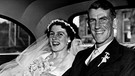 Edmund Hillary und seine Frau Louise bei ihrer Hochzeit im September 1953. Am 29. Mai 1953 schafften es Edmund Hillary und Tenzing Norgay auf den Gipfel des 8.848 Meter hohen Mount Everest. Ob sie wirklich die Ersten waren, denen die Erstbesteigung gelang? Zumindest waren sie die Ersten, die wieder lebendig vom höchsten Berg der Welt zurückkamen. | Bild: picture-alliance/dpa
