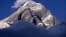 Der Mount Everest, der höchste Berg der Welt. Am 29. Mai 1953 schafften es Edmund Hillary und Tenzing Norgay auf den Gipfel des 8.848 Meter hohen Mount Everest. Ob sie wirklich die Ersten waren, denen die Erstbesteigung gelang? Zumindest waren sie die Ersten, die wieder lebendig vom höchsten Berg der Welt zurückkamen. | Bild: picture-alliance/dpa
