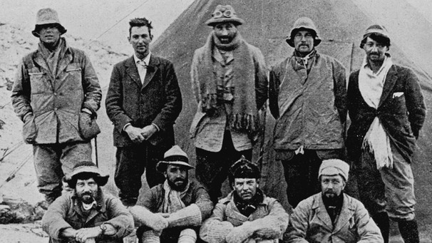 Das Mount-Everest-Expeditionsteam von 1924. Stehend ganz links Andrew Irvine und George Mallory. Geologe Noel Odell (stehend, Zweiter von rechts) war der letzte, der die beiden lebend gesehen hat.  | Bild: picture alliance/Mary Evans Picture Library