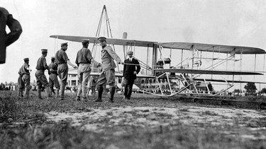 Orville Wright in Fort Myer 1908. Orville und Wilbur Wright machten einen Menschheitstraum wahr: Sie bauten ein Fluggerät mit Lenkung und eigenem Antrieb. Damit kamen die beiden Brüder dem Traum vom Fliegen ein gewaltiges Stück näher. | Bild: picture-alliance / dpa | Consolidated U.S. Air Force