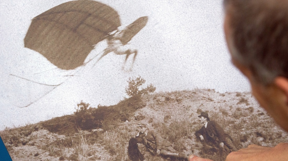 Reproduktion eines Fotos von Otto Lilienthal. Otto Lilienthal war einer der ersten erfolgreichen Flieger der Geschichte. Er beobachtete den Flug der Vögel, entdeckte das Prinzip der Tragfläche und baute Flugapparate. Der Pionier gilt als einer der Gründer der modernen Luftfahrt. | Bild: picture-alliance/dpa