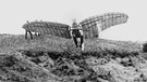 Otto Lilienthal mit Flugapparat. Otto Lilienthal war einer der ersten erfolgreichen Flieger der Geschichte. Er beobachtete den Flug der Vögel, entdeckte das Prinzip der Tragfläche und baute Flugapparate. Der Pionier gilt als einer der Gründer der modernen Luftfahrt. | Bild: picture-alliance/dpa