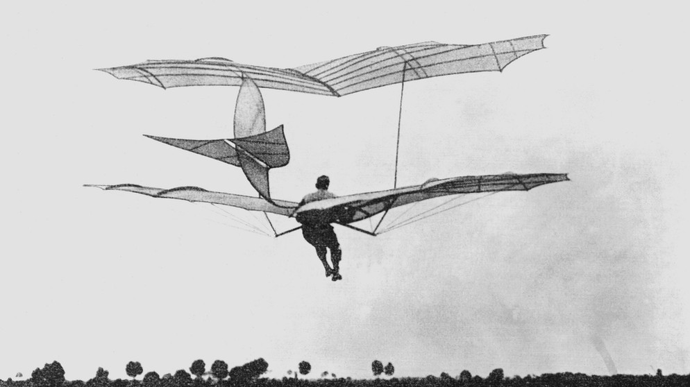 Otto Lilienthal mit Flugapparat. Otto Lilienthal war einer der ersten erfolgreichen Flieger der Geschichte. Er beobachtete den Flug der Vögel, entdeckte das Prinzip der Tragfläche und baute Flugapparate. Der Pionier gilt als einer der Gründer der modernen Luftfahrt. | Bild: picture-alliance/dpa