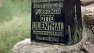 Gedenkstein für Otto Lilienthal. Otto Lilienthal war einer der ersten erfolgreichen Flieger der Geschichte. Er beobachtete den Flug der Vögel, entdeckte das Prinzip der Tragfläche und baute Flugapparate. Der Pionier gilt als einer der Gründer der modernen Luftfahrt. | Bild: picture-alliance/dpa