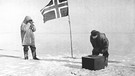 Eine Beobachtung am Pol in: "Der Südpol" von Roald Amundsen, 1872-1928. | Bild: picture alliance / Photo12/Ann Ronan Picture Librar 