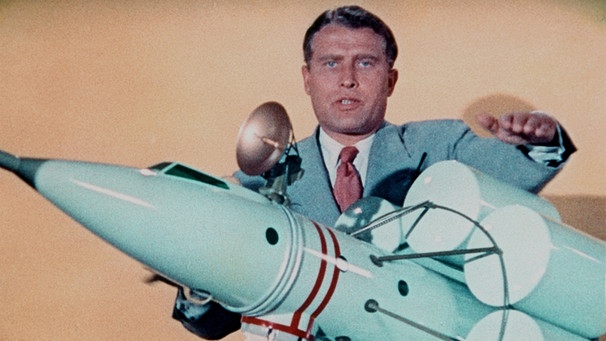 Wernher von Braun erklärt die Funktion eines Raketen-Raumschiffs an einem Modell. | Bild: picture-alliance/dpa