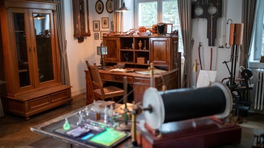 Das Entdeckungslabor mit dem Schreibtisch des Physikers Wilhelm Conrad Röntgen in der Röntgen-Gedächtnisstätte in Würzburg. Hier hat er 1895 die nach ihm benannten Röntgenstrahlen entdeckt. | Bild: dpa-Bildfunk/Daniel Karmann