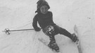 Rosi Mittermaier als Dreijährige beim Skifahren. | Bild: picture-alliance/dpa
