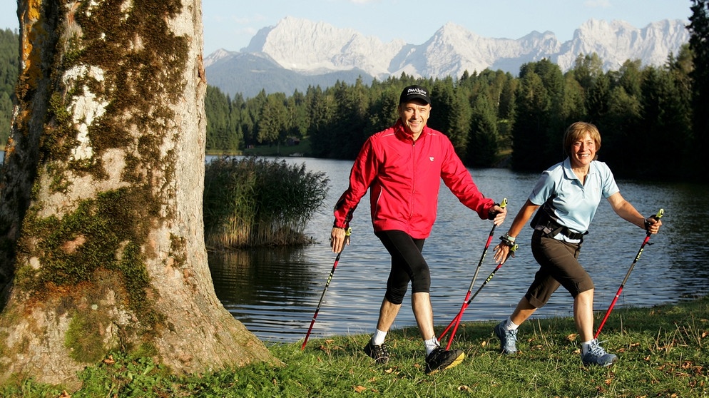 Rosi Mittermaier und Christian Neureuther beim Nordic Walking, eine Sportart, die sich auch für ehemalige Skirennläufer eignet.  | Bild: picture-alliance/dpa