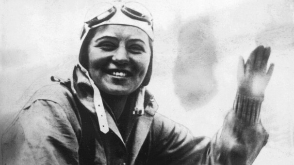Elly Beinhorn winkt aus dem Flugzeug. Als erste deutsche Pilotin wurde sie zurecht berühmt. Elly Beinhorn schrieb Geschichte. | Bild: picture-alliance/dpa