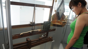 Samuel Morse und die Telegrafie: Kopie von Morses Telegraf im Deutschen Museum. Samuel Morse hat den Morseapparat erfunden und war Wegbereiter der Telegrafie. | Bild: picture-alliance/dpa