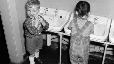 Kinder am Waschbecken einer Universität im Jahr 1958 | Bild: picture-alliance/dpa/Universität Jena