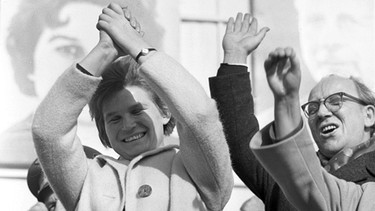 Valentina Tereschkowa, als erste Frau im Weltall umjubelt | Bild: picture-alliance/dpa