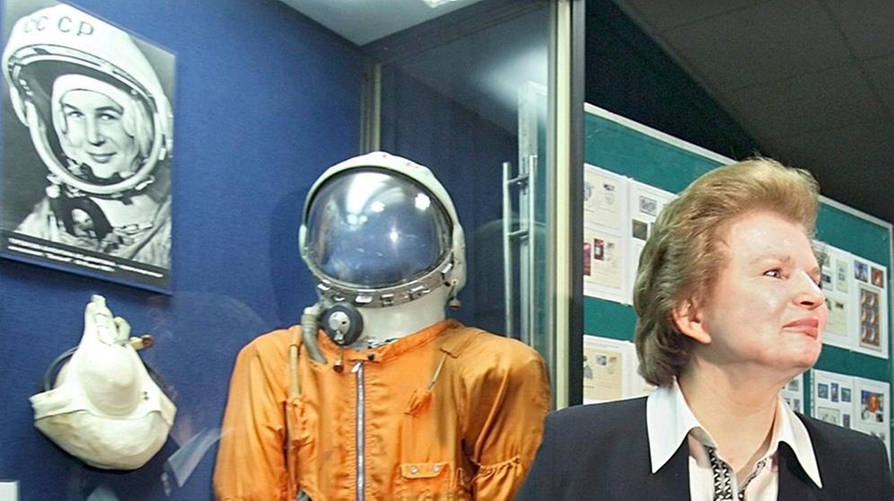 Erste Frau im Weltall: Valentina Tereschkowa im Museum | Bild: picture-alliance/dpa