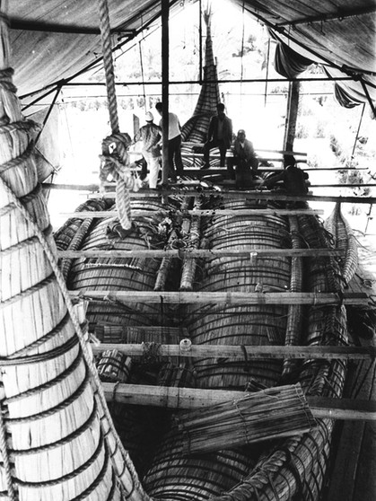 Das Deck des Expeditionsschiffs Ra II beim Bau | Bild: picture alliance/Everett Collection