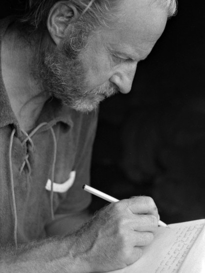 Thor Heyerdahl schreibend auf der Expedition Ra II | Bild: picture alliance/Jury Senckevich/dpa