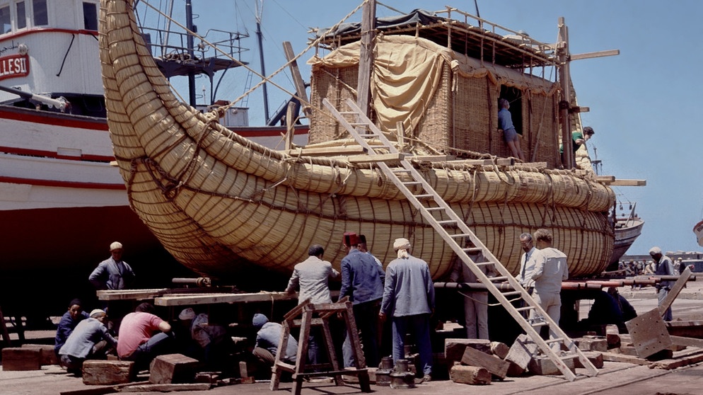 Expeditionsschiff Ra II aus Papyrusschilf wird in Safi (Marokko) zu Wasser gelassen. | Bild: picture-alliance/dpa