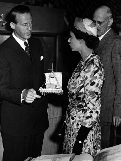 Thor Heyerdahl und Königin Elizabeth | Bild: picture-alliance/dpa