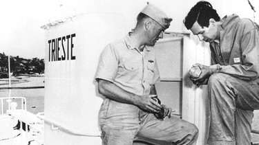 Tauchten mit ihrem U-Boot "Trieste" 10.916 Meter tief - ein Rekord, der bis 2019 hielt: Jacques Piccard (rechts) und Don Walsh. | Bild: picture alliance / Everett Collection/ Fotograf: CSU Archives