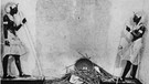 Zu sehen sind zwei Statuen und nummerierte Grabbeigaben. Der junge Pharao Tutanchamun ist die Ikone des Alten Ägypten. Die Entdeckung seiner Grabkammer, seiner Mumie mit der Goldmaske und den wertvollen Grabschätzen durch den Archäologen Howard Carter machten ihn weltberühmt. | Bild: picture alliance/akg-images 