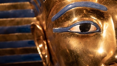 Tutanchamuns goldene Maske. Der junge Pharao Tutanchamun ist die Ikone des Alten Ägypten. Die Entdeckung seiner Grabkammer, seiner Mumie mit der Goldmaske und den wertvollen Grabschätzen durch den Archäologen Howard Carter machten ihn weltberühmt. | Bild: picture alliance/AA/Stringer